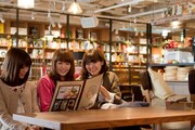 2Fにオープンした「TOWER RECORDS CAFE」でくつろぐNegicco。
