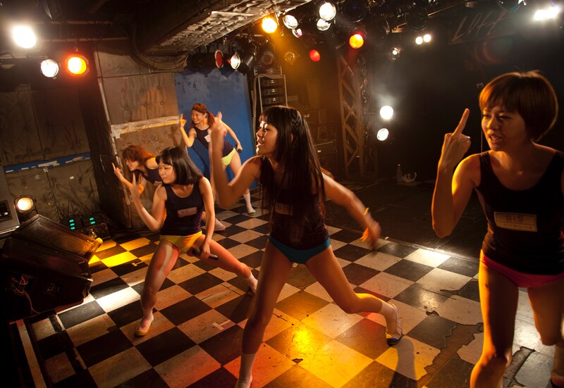 BiSのスクール水着ライブの様子。