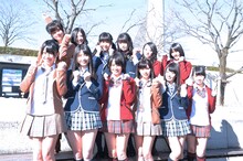 NHKホール方面を背に撮影に挑むNMB48。