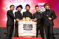 「マイケル・ジャクソン ザ・イモータル ワールドツアー」日本公演の成功を祈り樽酒の鏡割りをするEXILEのメンバー。