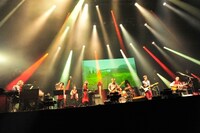 「くるりワンマンライブツアー2012/13 特別公演 ～国民の成長が第一～」の様子。