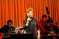 八代亜紀。2012年11月9日の東京・ブルーノート東京で行われたジャズライブの様子。