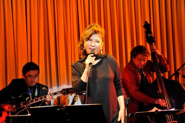 八代亜紀。2012年11月9日の東京・ブルーノート東京で行われたジャズライブの様子。