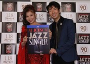 写真左から八代亜紀、映画コメンテーターの有村昆。