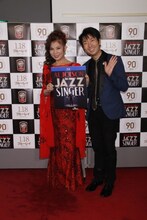 写真左から八代亜紀、映画コメンテーターの有村昆。