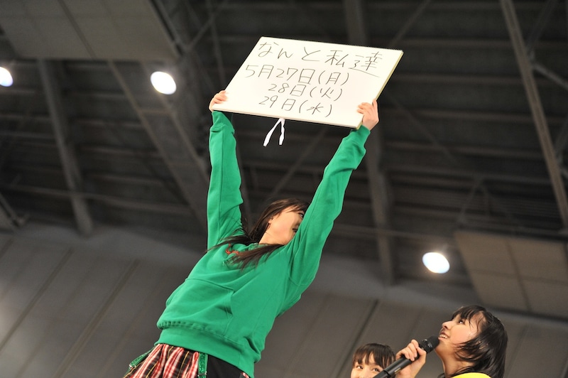 会場では喉を治療中の有安杏果（写真中央）が手書きのボードで日程を発表。このあと百田夏菜子の口から開催告知が行われた。