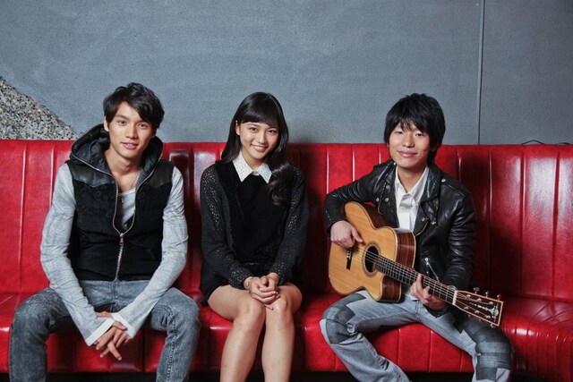 「WE ARE YOUNG（featuring 川口春奈）」ビデオクリップに出演した福士蒼汰（写真左）、川口春奈（中央）、伊藤祥平（右）。