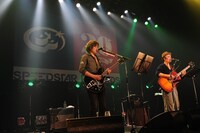 斉藤和義と浜崎貴司によるセッションの様子。（撮影：TEPPEI）