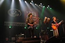 斉藤和義と浜崎貴司によるセッションの様子。（撮影：TEPPEI）