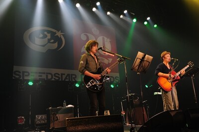 斉藤和義と浜崎貴司によるセッションの様子。（撮影：TEPPEI）