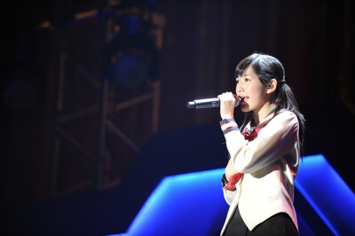 渡辺麻友ソロライブ「～みんなで“ヒカルもの”を見つけよう～」の様子。5曲目「サヨナラの橋」を披露