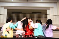 「独占！ももクノ60分 vol.5」第2部で披露された「黒い週末」の1シーン。