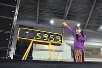 高城れにがボタンを押すことで「独占！ももクノ60分 vol.5」第1部のカウントがスタートする。