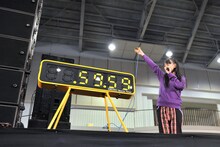 高城れにがボタンを押すことで「独占！ももクノ60分 vol.5」第1部のカウントがスタートする。