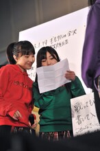 「独占！ももクノ60分 vol.5」第1部で、観客からのアンケートをチェックする百田夏菜子（写真左）と有安杏果（右）。