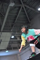 「words of the mind ～brandnew journey～」で客席に手袋を投げ込んだ有安杏果。