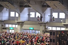 ◯「独占！ももクノ60分 vol.5」第2部で2階に登場した佐々木彩夏、百田夏菜子、有安杏果（写真左から）。