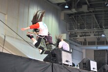 「独占！ももクノ60分 vol.5」第2部の「行くぜっ！怪盗少女」では佐々木、玉井、高城がエビぞりジャンプを決めた。