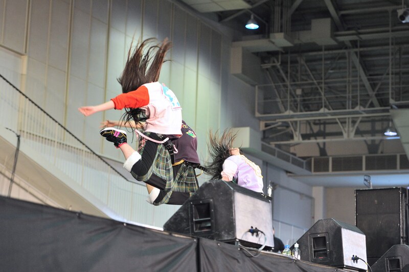 今週の人気の画像1位は「3人えびぞりジャンプも！ももクロ金沢で『ももクノ60分』」より、佐々木彩夏、玉井詩織、高城れにのエビぞりジャンプ。