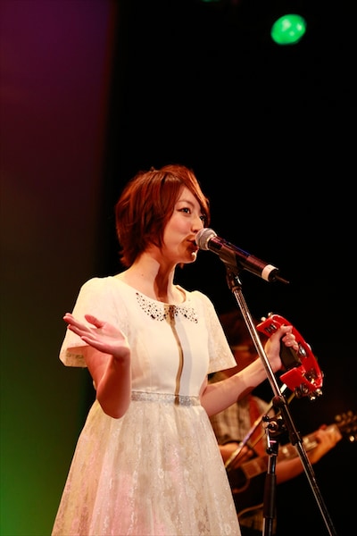 赤いタンバリンを手に「あるいていこう」を歌う花澤香菜。