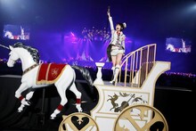 馬車「お奈々キャップ -GRACE FORM-」の上で歌う水樹奈々（撮影：上飯坂一）。