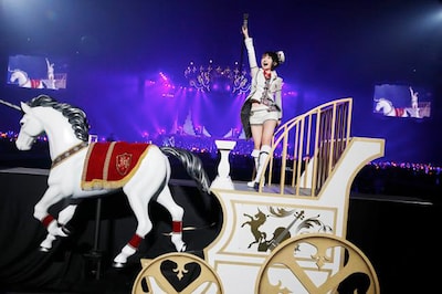 馬車「お奈々キャップ -GRACE FORM-」の上で歌う水樹奈々（撮影：上飯坂一）。