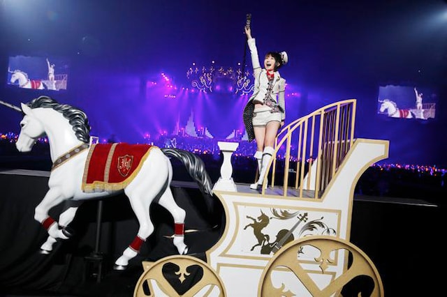 馬車「お奈々キャップ -GRACE FORM-」の上で歌う水樹奈々（撮影：上飯坂一）。