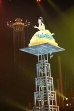 約10mの塔の上から登場し、オープニングから観客の度肝を抜いた水樹奈々（撮影：上飯坂一）。