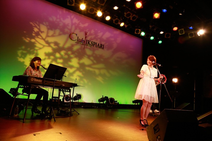 シングル「Silent Snow」発売記念イベントの様子。