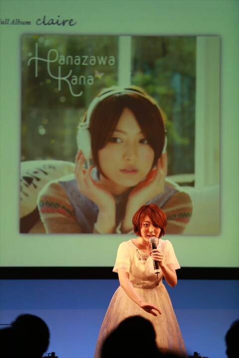 1stアルバム「claire」のジャケット写真が公開されると、客席からはその“ヘッドフォン少女”ぶりにどよめきが。