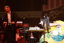 バースデーケーキに灯されたろうそくの火を吹き消す水樹奈々（撮影：上飯坂一）。