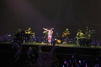 センターステージで行われたCherry Boysとのアコースティックライブの様子（撮影：上飯坂一）。