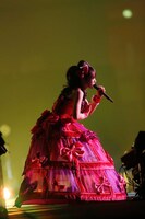 本編クライマックスは赤いドレスで熱唱（撮影：上飯坂一）。