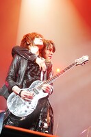 SUGIZO、RYUICHI（写真左から）