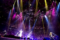 「LUNA SEA LIVE 2012-2013 The End of the Dream」日本武道館公演の様子。