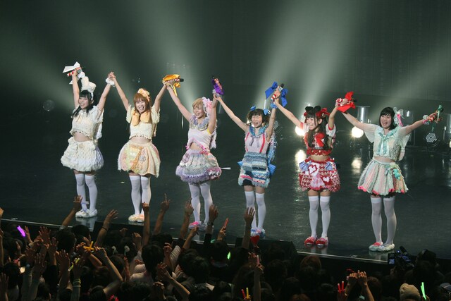 でんぱ組.inc「ワールドワイド☆でんぱツアー 2013 ～夢見たっていいじゃん?! in ZEPP TOKYO～」の様子。