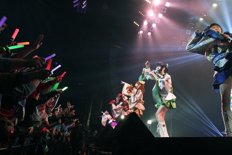でんぱ組.inc「ワールドワイド☆でんぱツアー 2013 ～夢見たっていいじゃん?! in ZEPP TOKYO～」の様子。