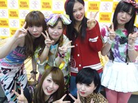 Especiaのタワーレコード新宿店インストアライブの模様。