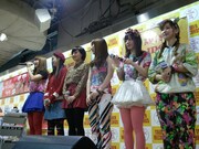 Especiaのタワーレコード新宿店インストアライブの模様。