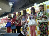 Especiaのタワーレコード新宿店インストアライブの模様。