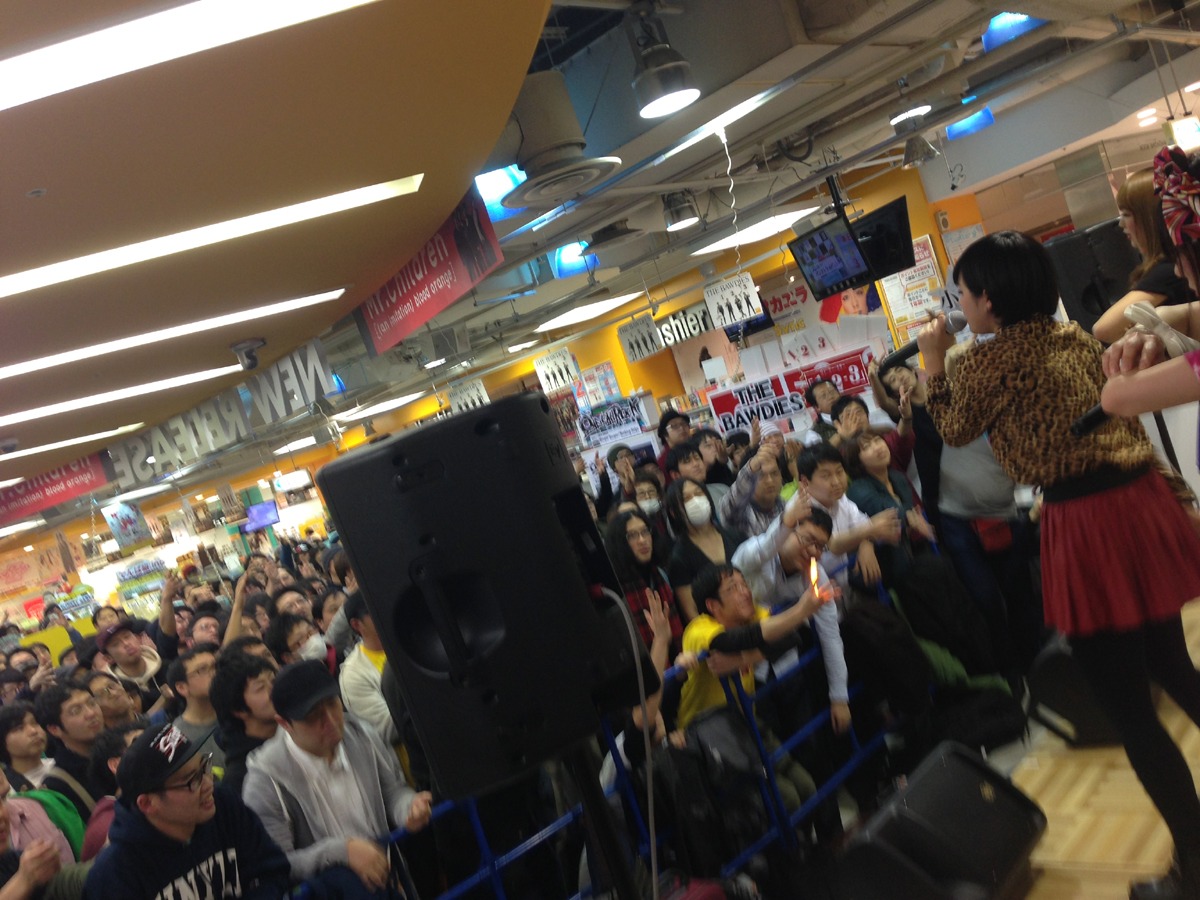 Especiaのタワーレコード新宿店インストアライブの模様。