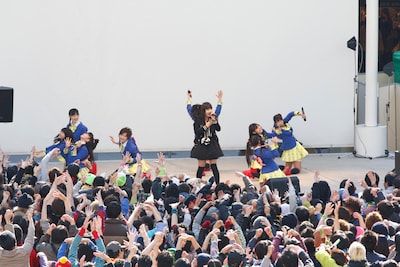 生誕祭の主役、ぁぃぁぃを背面ケチャで囲むメンバー。