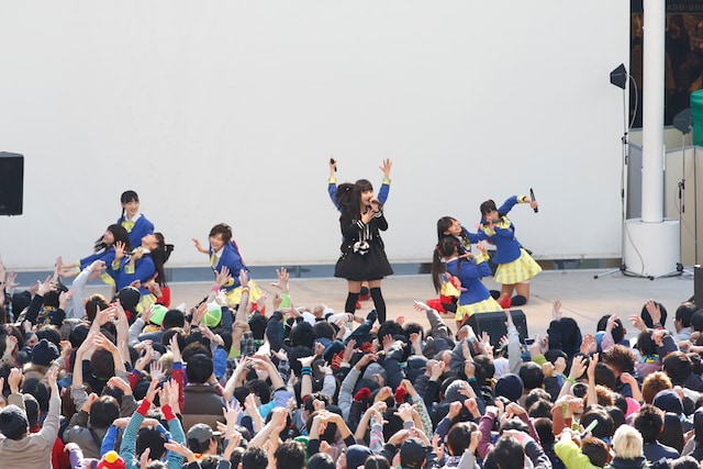 生誕祭の主役、ぁぃぁぃを背面ケチャで囲むメンバー。