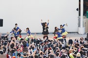 生誕祭の主役、ぁぃぁぃを背面ケチャで囲むメンバー。