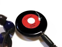 価格はPLAYBUTTON単体が1500円、トートバッグセットが3000円。