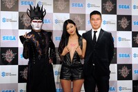 発表会に出席したデーモン閣下、壇蜜、彼女を“発掘”したセガネットワークスの菊池正義プロデューサー（写真左より）。