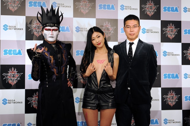 発表会に出席したデーモン閣下、壇蜜、彼女を“発掘”したセガネットワークスの菊池正義プロデューサー（写真左より）。