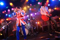 1月6日のTHE COLLECTORSライブの模様。3回とも異なる加藤ひさし（Vo）の派手な衣装にも注目だ。