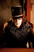 デーモン閣下演じるイナイン総督。