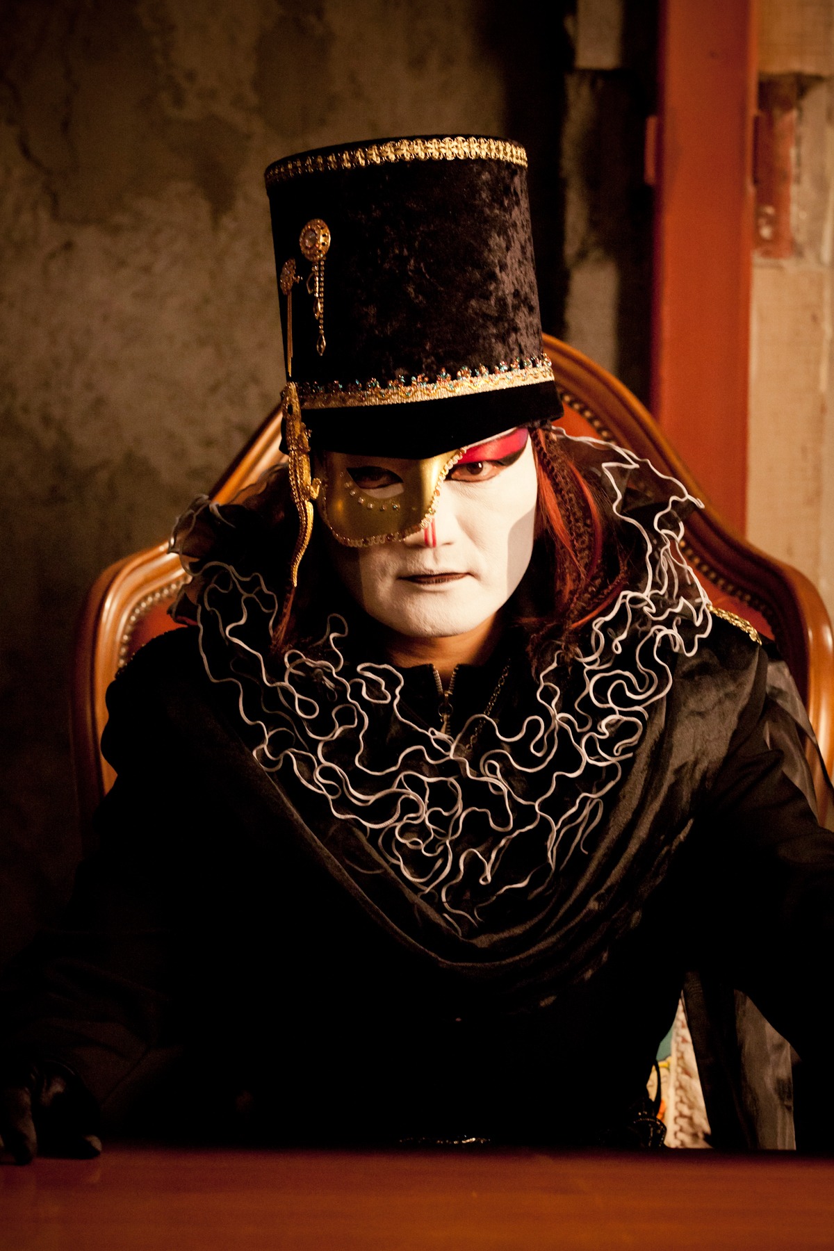 デーモン閣下演じるイナイン総督。